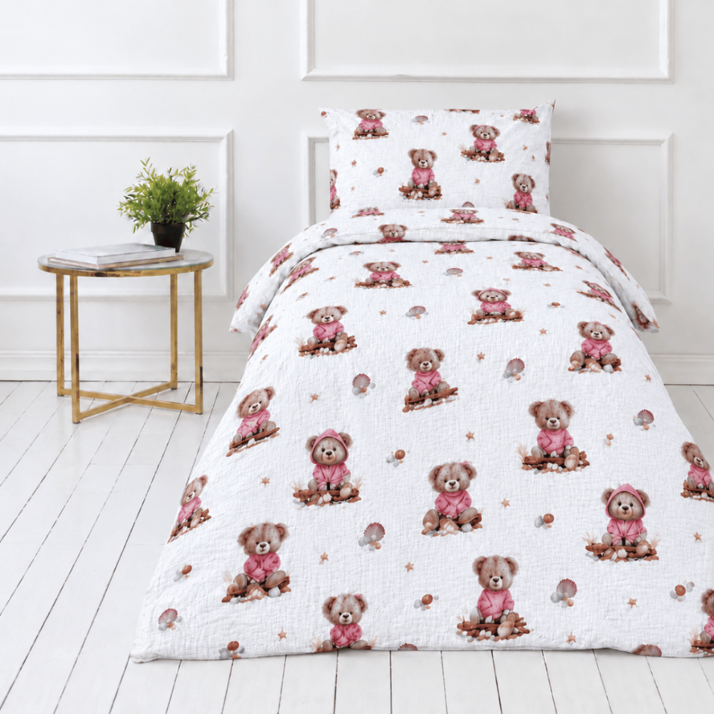 Musselin Bettwäsche set "Fluffy Bear muslin". Bettwäsche sets, 135/140x200 cm, 150x200 cm, 155/160x200 cm. Auf weißem grund verteilte braune teddybären, rosa muscheln und kleine sternchen.