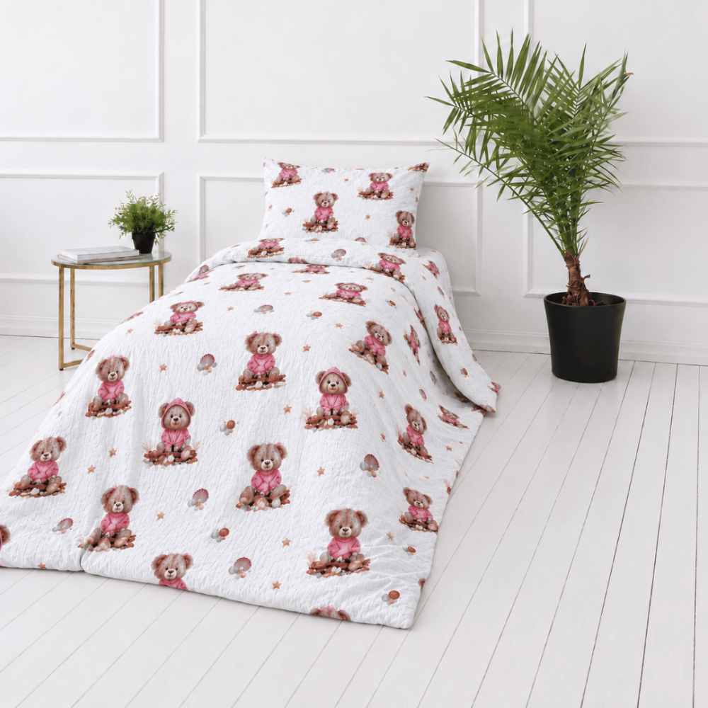 Musselin Bettwäsche set "Fluffy Bear muslin". Bettwäsche sets, 135/140x200 cm, 150x200 cm, 155/160x200 cm. Bettwäsche-garnitur mit teddybärenmotiven sowie rosa, braunen und grauen details auf weißem grund.