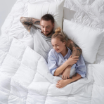 Kissen „Familon Original Pillow“. Glattes weißes kissen mit dezentem erscheinungsbild familon