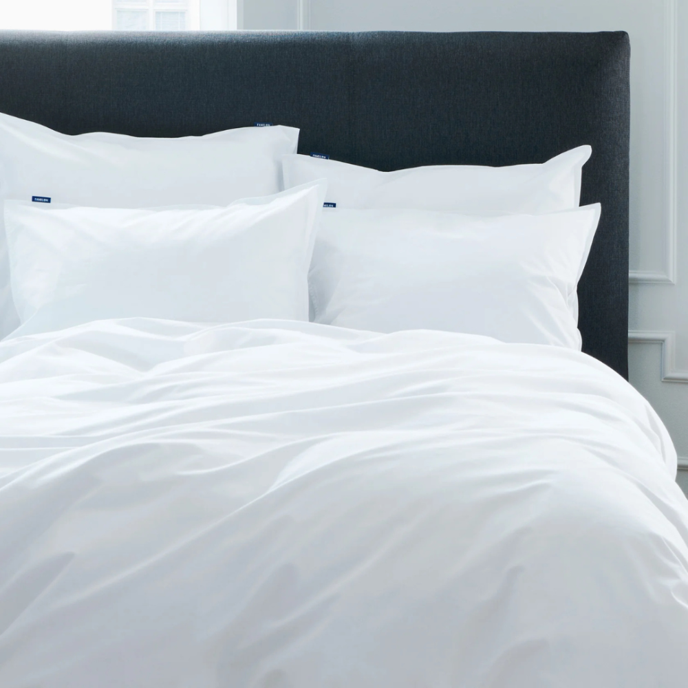 Kissen „Familon Superior Pillow“. Einfarbiges weißes familon kissen mit schlichter eleganz