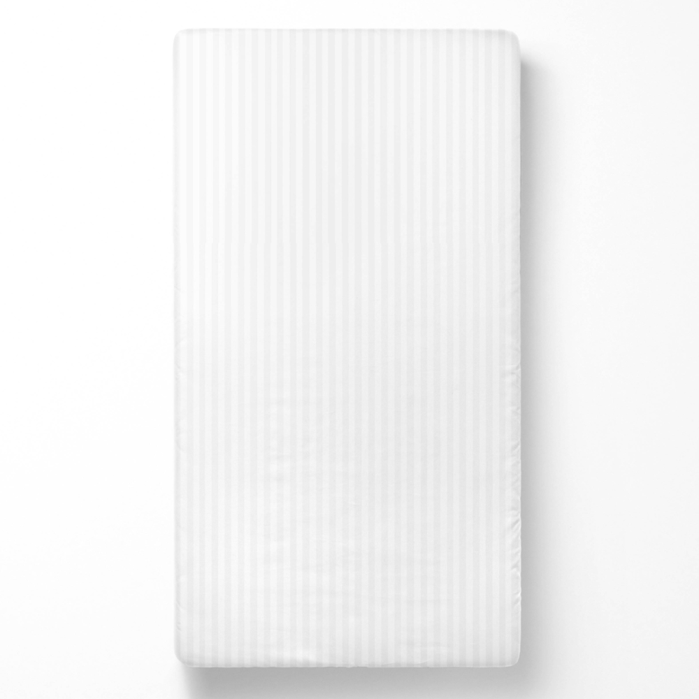 Bettlaken ohne Gummizug „White Stripes“. Bettlaken, 150x220 cm, 200x220 cm, 220x260 cm. Weiches weißes bettlaken ohne gummizug mit subtilen streifen, das perfekt zu jedem dekorationsstil passt.