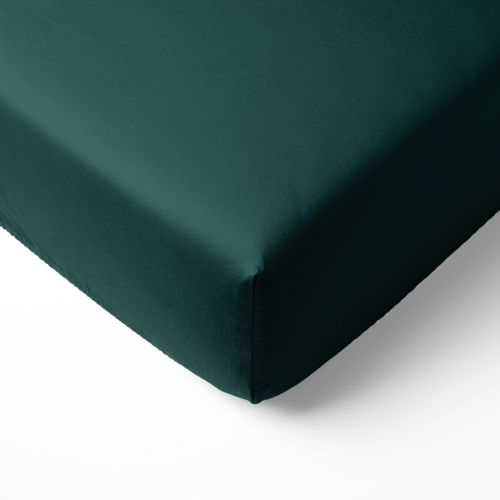 Spannbettlaken „Basil fitted sheet“. Spannbettlaken 160x200, 90x200 cm, 135/140x200 cm, 155/160x200 cm, 180x200 cm. Moosgrünes leintuch mit glatter oberfläche ohne muster.