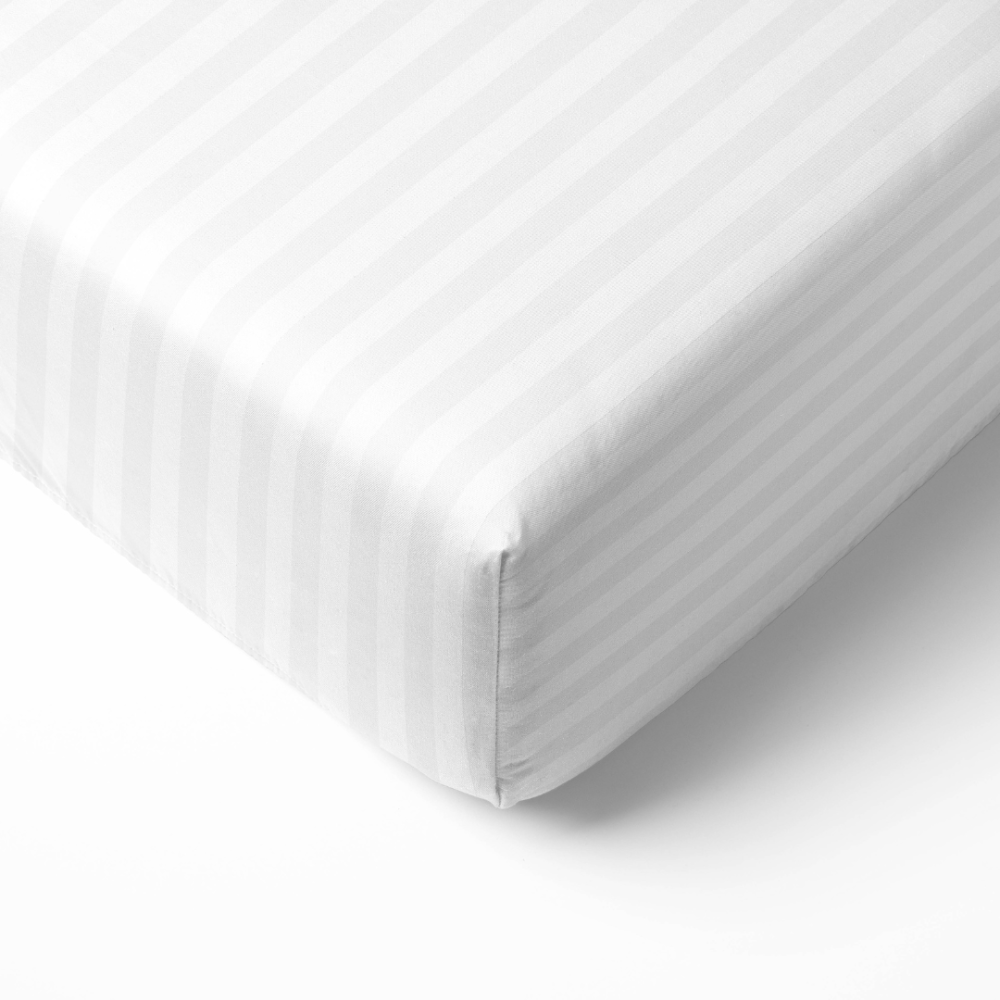 Spannbettlaken „White Stripes“. Spannbettlaken 90x200, 90x200 cm, 135/140x200 cm, 155/160x200 cm, 180x200 cm. Weißes spannbettlaken mit streifenmuster sorgt für komfort und einen stilvollen akzent in ihrer schlafzimmerdekoration.