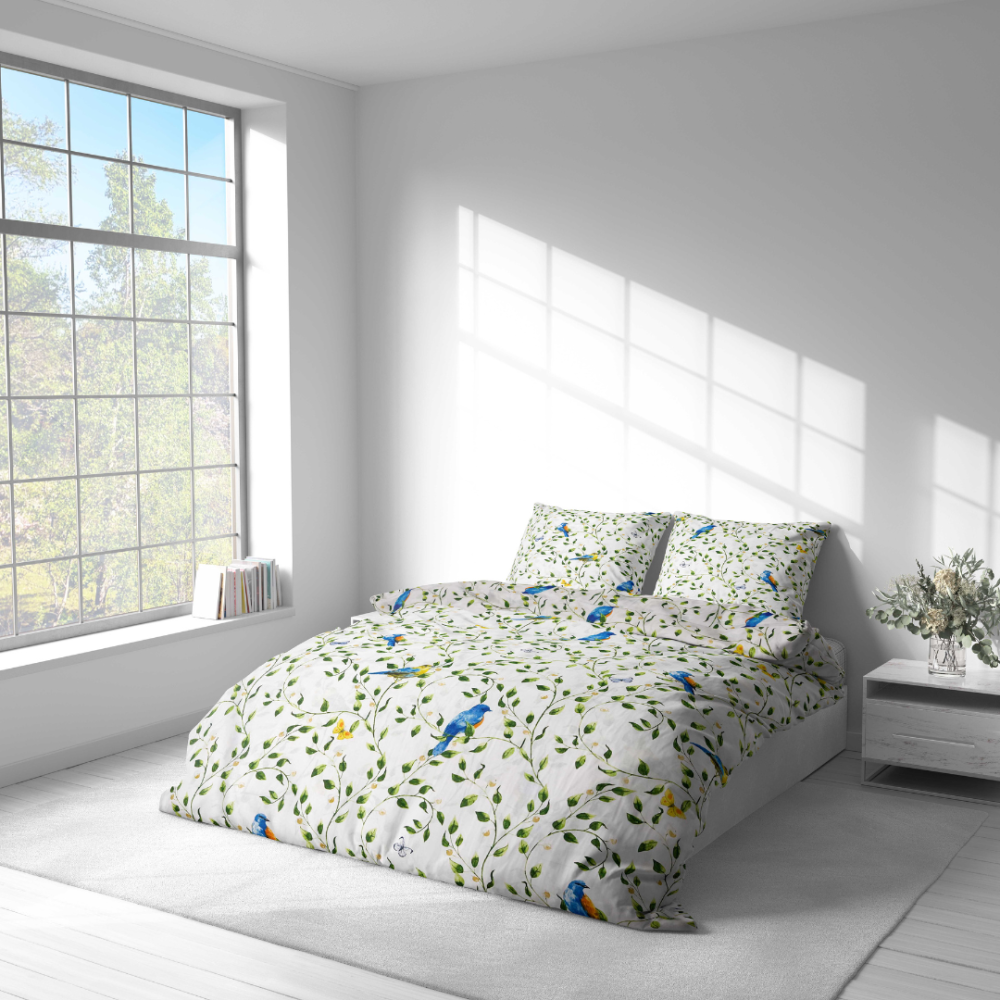 Bettwäsche set "Birds in Bloom". Bettwäsche Baumwolle, 135/140x200 cm, 200x200 cm, 200x220 cm, 220x240 cm. Blaue vögel und zarte grüne äste auf hellem hintergrund, die ein gefühl von leichtigkeit und frische vermitteln.