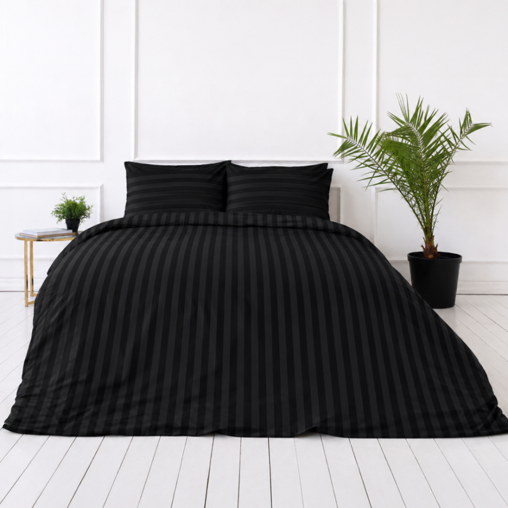 Bettwäsche set "Black Stripes". Gemusterte Bettwäsche, 135/140x200 cm, 150x200 cm, 155/160x200 cm, 180x200 cm, 200x200 cm, 200x220 cm. Elegantes schwarzes bettwäscheset mit subtilen streifen, das einen hauch von modernem luxus und komfort in ihren raum bringt. Bettwäsche set "Black Stripes". Gemusterte Bettwäsche, 135/140x200 cm, 150x200 cm, 155/160x200 cm, 180x200 cm, 200x200 cm, 200x220 cm. Elegantes schwarzes bettwäscheset mit subtilen streifen, das einen hauch von modernem luxus und komfort in ihren raum bringt.