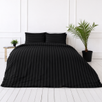 Bettwäsche set "Black Stripes". Gemusterte Bettwäsche, 135/140x200 cm, 150x200 cm, 155/160x200 cm, 180x200 cm, 200x200 cm, 200x220 cm. Elegantes schwarzes bettwäscheset mit subtilen streifen, das einen hauch von modernem luxus und komfort in ihren raum bringt. Bettwäsche set "Black Stripes". Gemusterte Bettwäsche, 135/140x200 cm, 150x200 cm, 155/160x200 cm, 180x200 cm, 200x200 cm, 200x220 cm. Elegantes schwarzes bettwäscheset mit subtilen streifen, das einen hauch von modernem luxus und komfort in ihren raum bringt.