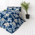 Bettwäsche set "Blue Grace". Bettwäsche 155x200, 200x200 cm, 200x220 cm. Elegantes bettwäsche-set mit großen weißen blütenmotiven. Bettwäsche set "Blue Grace". Bettwäsche 155x200, 200x200 cm, 200x220 cm. Elegantes bettwäsche-set mit großen weißen blütenmotiven.