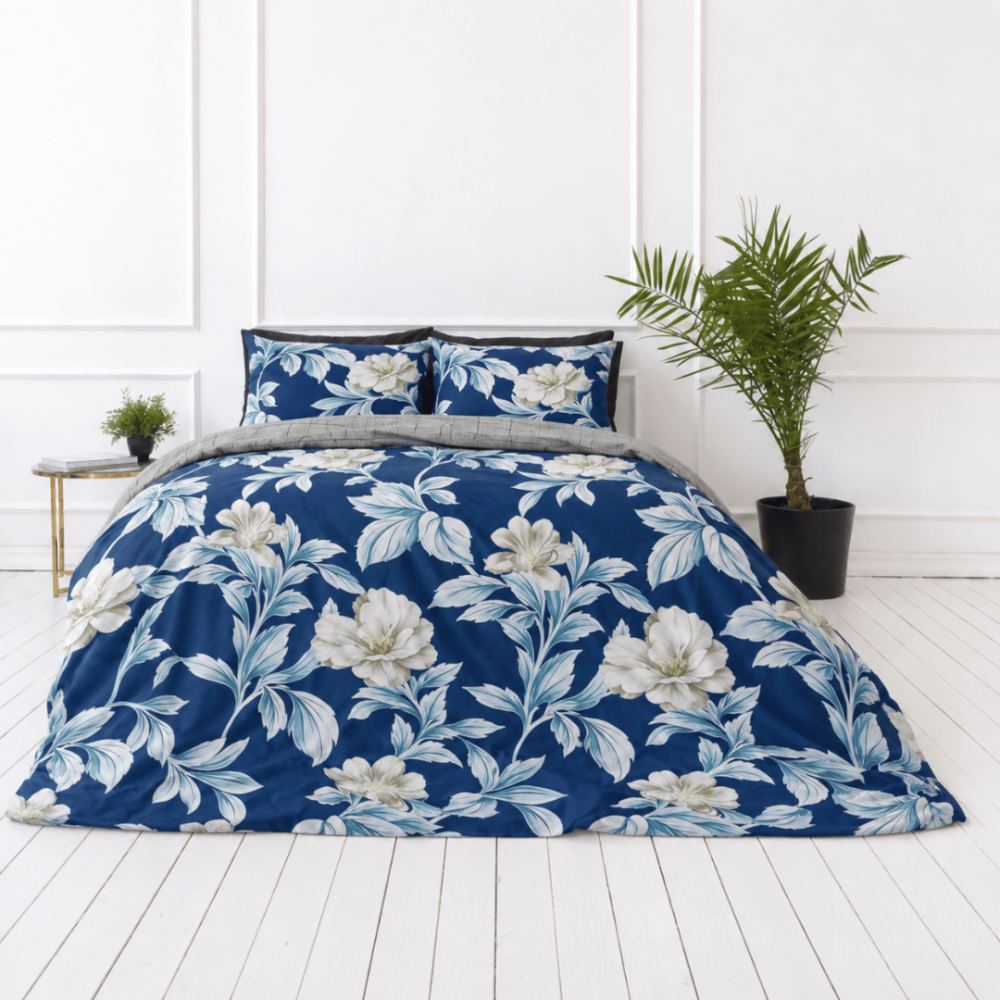 Bettwäsche set "Blue Grace". Bettwäsche 155x200, 200x200 cm, 200x220 cm. Klassisches bettwäsche-set mit blauem hintergrund und blumen. Bettwäsche set "Blue Grace". Bettwäsche 155x200, 200x200 cm, 200x220 cm. Klassisches bettwäsche-set mit blauem hintergrund und blumen.