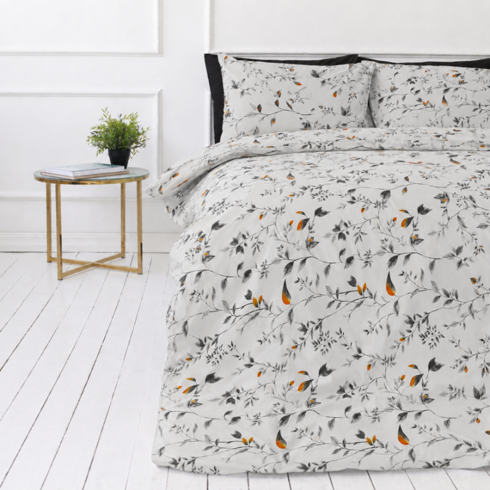 Bettwäsche set "Blushing Flora". Graue Bettwäsche, 135/140x200 cm, 200x200 cm, 200x220 cm. Helle bettwäsche-garnitur mit grauem zweigdesign und orangenen details.
