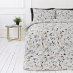 Bettwäsche set "Blushing Flora". Graue Bettwäsche, 135/140x200 cm, 200x200 cm, 200x220 cm. Helle bettwäsche-garnitur mit grauem zweigdesign und orangenen details.