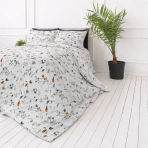 Bettwäsche set "Blushing Flora". Graue Bettwäsche, 135/140x200 cm, 200x200 cm, 200x220 cm. Bettwäsche-garnitur mit weißem grund, grauen blättern und orangenen akzenten.