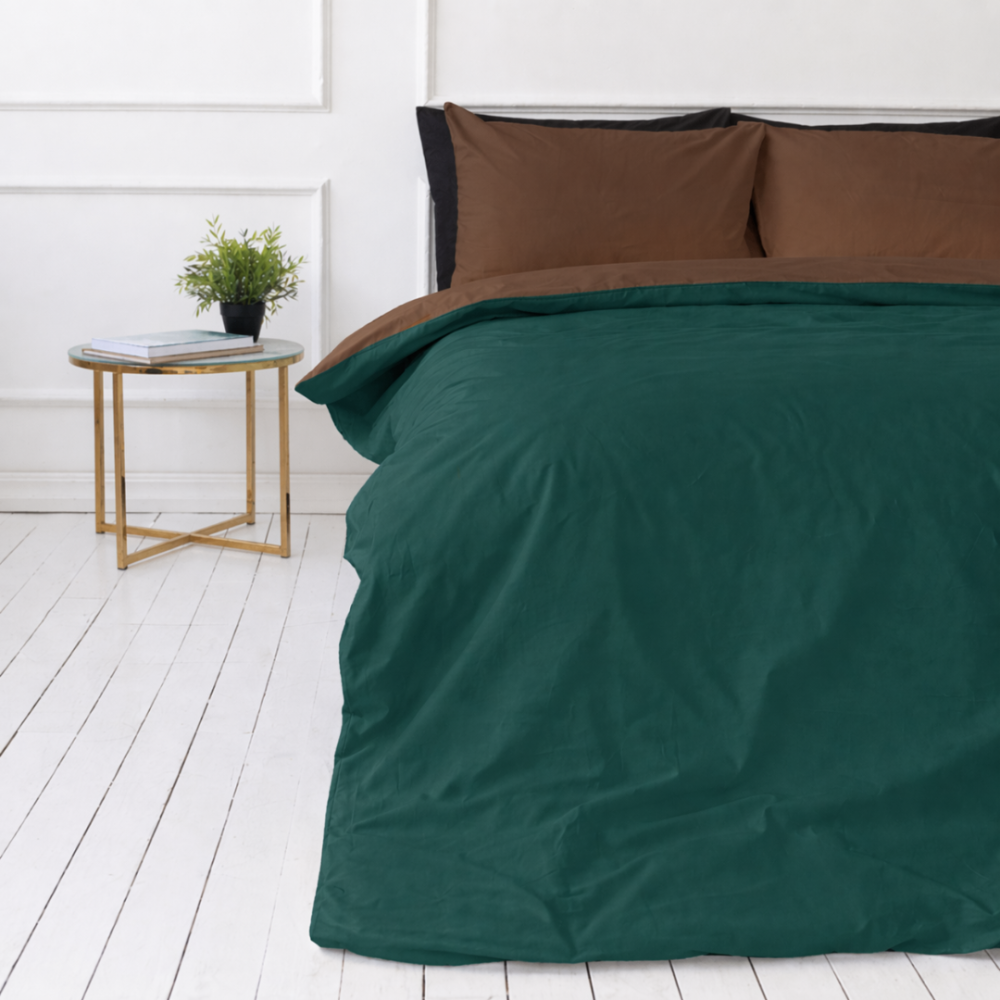 Bettwäsche set „Brunette Juniper“. Bettwäsche 155x200, 135/140x200 cm, 150x200 cm, 155/160x200 cm, 180x200 cm, 200x200 cm, 200x220 cm, 220x240 cm. Intensiv grünes bettwäsche-set mit warmen schokoladenbraunen details.