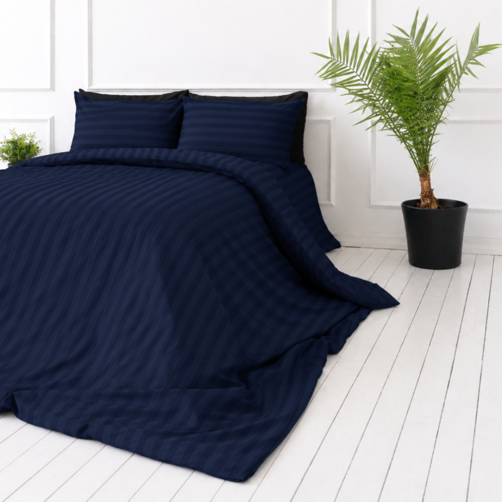 Bettwäsche set "Dark Blue Stripes". Gemusterte Bettwäsche, 135/140x200 cm, 155/160x200 cm, 200x200 cm, 200x220 cm. Verschönern sie ihr schlafzimmer mit dieser dunkelblauen bettwäschegarnitur, die durch ein schickes streifendesign akzentuiert wird. Bettwäsche set "Dark Blue Stripes". Gemusterte Bettwäsche, 135/140x200 cm, 155/160x200 cm, 200x200 cm, 200x220 cm. Verschönern sie ihr schlafzimmer mit dieser dunkelblauen bettwäschegarnitur, die durch ein schickes streifendesign akzentuiert wird.