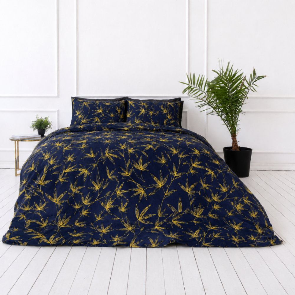 Bettwäsche set "Dawn Botanical". Bettwäsche 135x200, 135/140x200 cm, 150x200 cm, 155/160x200 cm, 180x200 cm, 200x200 cm, 200x220 cm, 220x240 cm. Dunkelblaues bettwäsche-set, das durch kräftige gelbe zweige hervorgehoben wird und einen hauch von naturinspiriertem eleganz in ihr zimmer bringt.