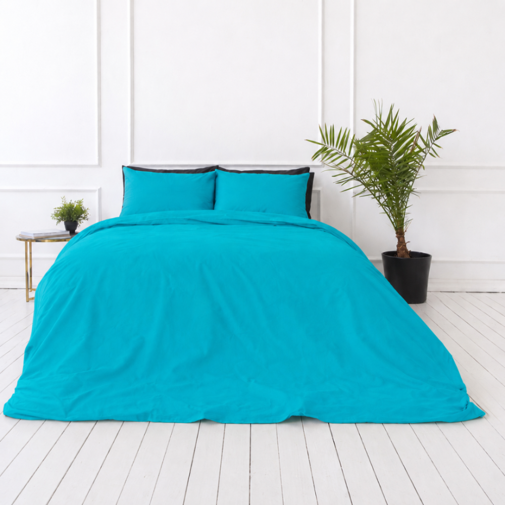 Bettwäsche set "Dreamy Waters". Bettwäsche 155x200, 135/140x200 cm, 150x200 cm, 155/160x200 cm, 180x200 cm, 200x200 cm, 200x220 cm, 220x240 cm. Weiches cyanfarbenes bettwäscheset mit klarem und scharfem design, ideal, um ihrem schlafzimmerdekor eine moderne, aber beruhigende stimmung zu verleihen. Bettwäsche set "Dreamy Waters". Bettwäsche 155x200, 135/140x200 cm, 150x200 cm, 155/160x200 cm, 180x200 cm, 200x200 cm, 200x220 cm, 220x240 cm. Weiches cyanfarbenes bettwäscheset mit klarem und scharfem design, ideal, um ihrem schlafzimmerdekor eine moderne, aber beruhigende stimmung zu verleihen.