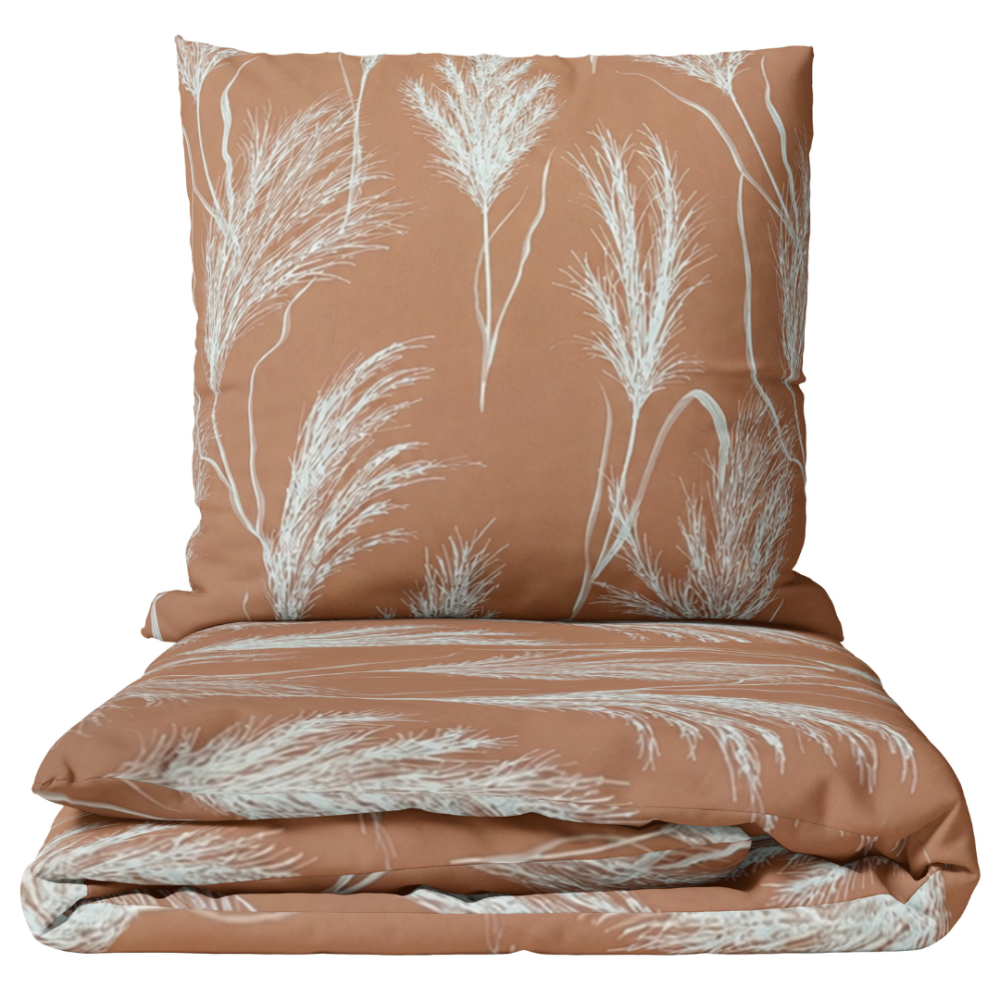 Bettwäsche set „Elara“. Bettwäsche 155x200, 135/140x200 cm, 150x200 cm, 155/160x200 cm, 180x200 cm, 200x200 cm, 200x220 cm, 220x240 cm. Bettwäsche-set in braunem pfirsichton mit weißen pflanzenmotiven Bettwäsche set „Elara“. Bettwäsche 155x200, 135/140x200 cm, 150x200 cm, 155/160x200 cm, 180x200 cm, 200x200 cm, 200x220 cm, 220x240 cm. Bettwäsche-set in braunem pfirsichton mit weißen pflanzenmotiven