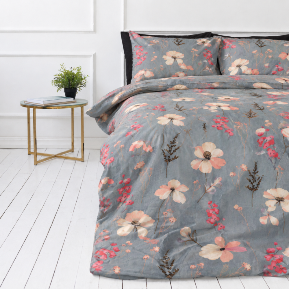 Bettwäsche set "Fleurine". Bettwäsche 155x200, 135/140x200 cm, 155x220 cm, 160x200 cm, 180x200 cm, 200x200 cm, 200x220 cm, 220x240 cm. Graues bettwäscheset mit floralen elementen und rosigen akzenten Bettwäsche set "Fleurine". Bettwäsche 155x200, 135/140x200 cm, 155x220 cm, 160x200 cm, 180x200 cm, 200x200 cm, 200x220 cm, 220x240 cm. Graues bettwäscheset mit floralen elementen und rosigen akzenten