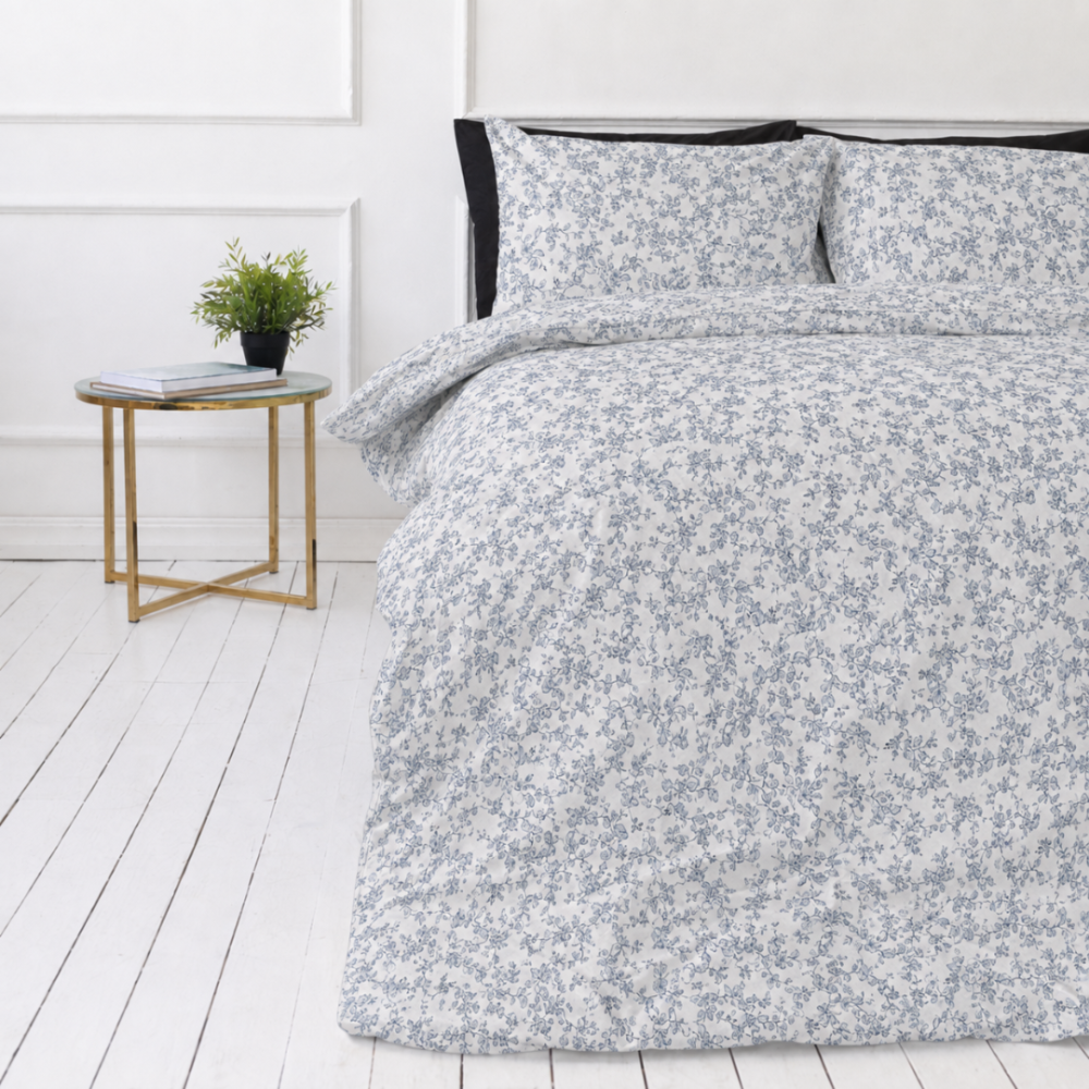 Bettwäsche set "Floral Dream". Gemusterte Bettwäsche, 135/140x200 cm, 200x200 cm, 200x220 cm. Helle bettwäsche-garnitur mit dezenten blauen botanikdetails. Bettwäsche set "Floral Dream". Gemusterte Bettwäsche, 135/140x200 cm, 200x200 cm, 200x220 cm. Helle bettwäsche-garnitur mit dezenten blauen botanikdetails.