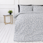 Bettwäsche set "Floral Dream". Gemusterte Bettwäsche, 135/140x200 cm, 200x200 cm, 200x220 cm. Helle bettwäsche-garnitur mit dezenten blauen botanikdetails. Bettwäsche set "Floral Dream". Gemusterte Bettwäsche, 135/140x200 cm, 200x200 cm, 200x220 cm. Helle bettwäsche-garnitur mit dezenten blauen botanikdetails.