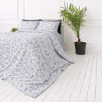 Bettwäsche set "Floral Dream". Gemusterte Bettwäsche, 135/140x200 cm, 200x200 cm, 200x220 cm. Bettwäsche-garnitur mit weißem grund und zartem blauem blütendesign. Bettwäsche set "Floral Dream". Gemusterte Bettwäsche, 135/140x200 cm, 200x200 cm, 200x220 cm. Bettwäsche-garnitur mit weißem grund und zartem blauem blütendesign.