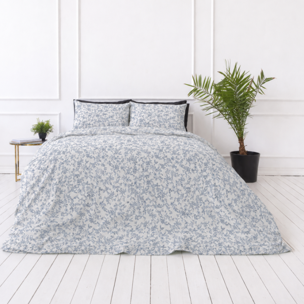 Bettwäsche set "Floral Dream". Gemusterte Bettwäsche, 135/140x200 cm, 200x200 cm, 200x220 cm. Weiße bettwäsche-garnitur mit elegantem muster aus kleinen bläulichen blüten. Bettwäsche set "Floral Dream". Gemusterte Bettwäsche, 135/140x200 cm, 200x200 cm, 200x220 cm. Weiße bettwäsche-garnitur mit elegantem muster aus kleinen bläulichen blüten.