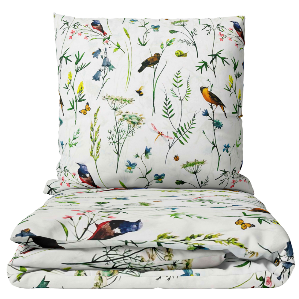 Bettwäsche set "Song Nest". Bettwäsche Baumwolle, 135/140x200 cm, 200x200 cm, 200x220 cm, 220x240 cm. Weiße baumwollbettwäsche mit leuchtenden gelben und blauen vögeln sowie grünen grasmotiv-details.