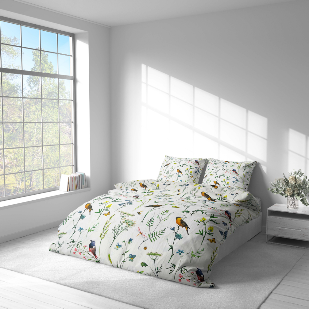 Bettwäsche set "Song Nest". Bettwäsche Baumwolle, 135/140x200 cm, 200x200 cm, 200x220 cm, 220x240 cm. Bettwäsche-set auf weißem hintergrund mit zahlreichen gezeichneten blumenstängeln und gelben vögeln.