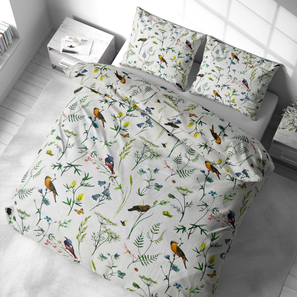 Bettwäsche set "Song Nest". Bettwäsche Baumwolle, 135/140x200 cm, 200x200 cm, 200x220 cm, 220x240 cm. Helle baumwolle mit zeichnungen – gelbe schneeglöckchen, blaue blümchen und zarte grüne blätter auf weißer fläche.