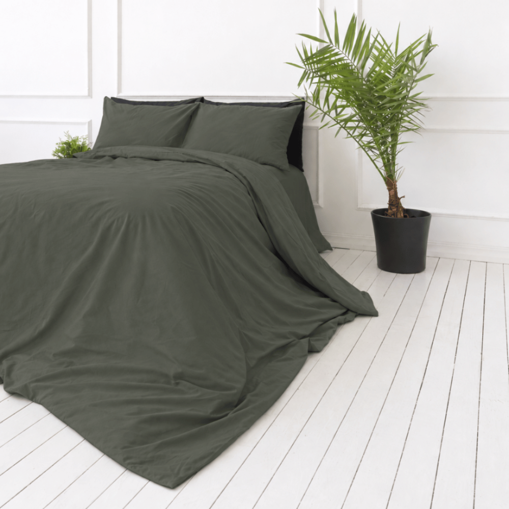 Bettwäsche set "Forest“. Bettwäsche einfarbig, 135/140x200 cm, 155x220 cm, 160x200 cm, 180x200 cm, 200x200 cm, 200x220 cm, 220x240 cm. Decken- und polsterbezüge in einem einheitlichen dunklen grün mit graunuance. Bettwäsche set "Forest“. Bettwäsche einfarbig, 135/140x200 cm, 155x220 cm, 160x200 cm, 180x200 cm, 200x200 cm, 200x220 cm, 220x240 cm. Decken- und polsterbezüge in einem einheitlichen dunklen grün mit graunuance.