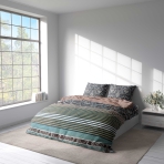 Bettwäsche set "Glimmer". Bettwäsche Baumwolle, 135/140x200 cm, 150x200 cm, 155/160x200 cm, 180x200 cm, 200x200 cm, 200x220 cm. Raffiniertes dunkles bettwäscheset mit korallenroten, grauen, türkisfarbenen und schwarzen linien und komplizierten hellen ornamenten verziert.