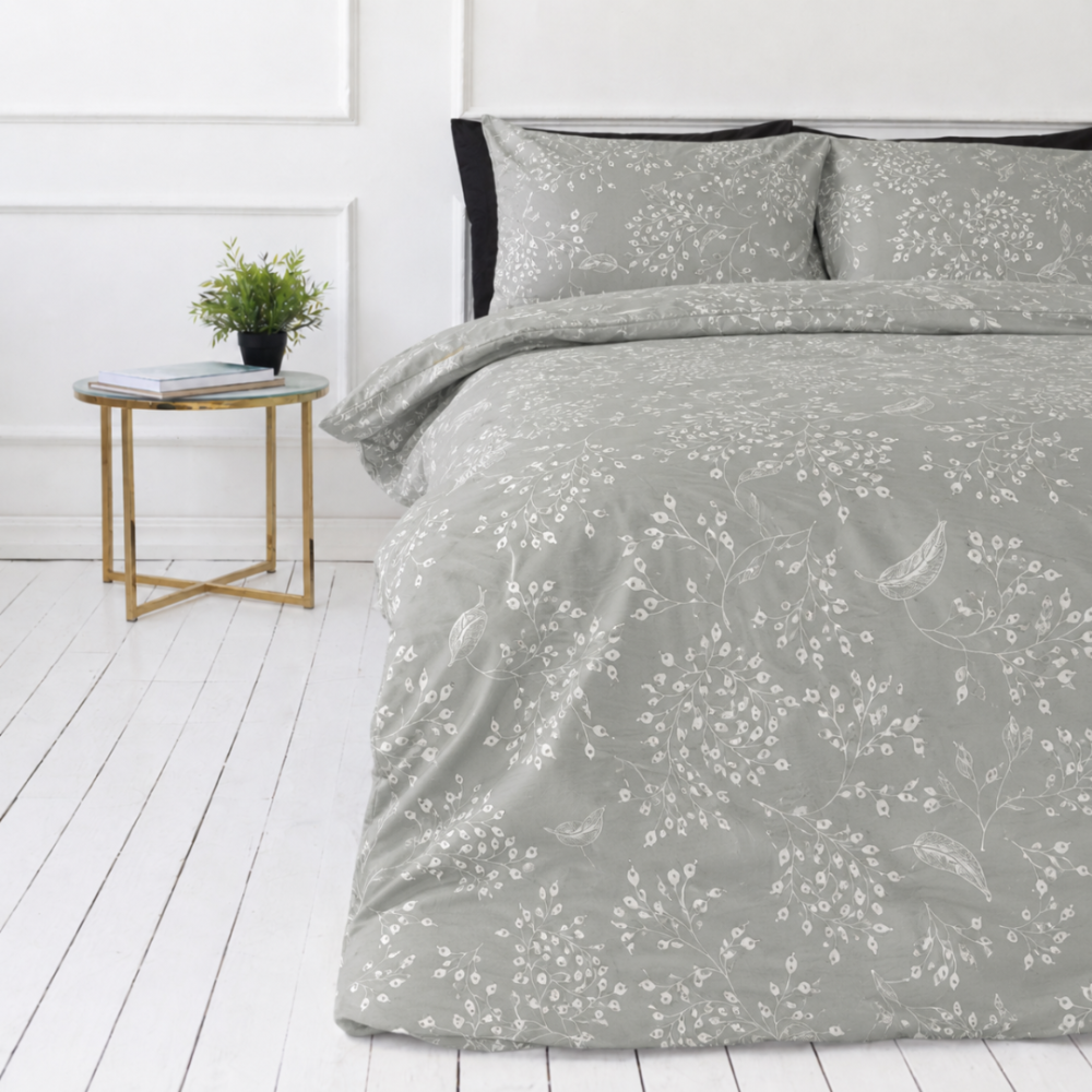 Bettwäsche set "Grandiflora". Graue Bettwäsche, 135/140x200 cm, 200x200 cm, 200x220 cm. Das design dieses bettwäsche-sets besteht aus einem grauen hintergrund mit weißen, filigranen pflanzenornamenten aus zweigen und blättern. Bettwäsche set "Grandiflora". Graue Bettwäsche, 135/140x200 cm, 200x200 cm, 200x220 cm. Das design dieses bettwäsche-sets besteht aus einem grauen hintergrund mit weißen, filigranen pflanzenornamenten aus zweigen und blättern.
