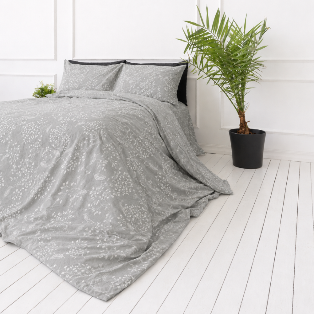 Bettwäsche set "Grandiflora". Graue Bettwäsche, 135/140x200 cm, 200x200 cm, 200x220 cm. Das design wird ergänzt durch harmonisch angeordnete weiße pflanzenmotive, in denen sich zweige und kleine blattgruppen verweben. Bettwäsche set "Grandiflora". Graue Bettwäsche, 135/140x200 cm, 200x200 cm, 200x220 cm. Das design wird ergänzt durch harmonisch angeordnete weiße pflanzenmotive, in denen sich zweige und kleine blattgruppen verweben.