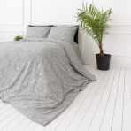 Bettwäsche set "Grandiflora". Graue Bettwäsche, 135/140x200 cm, 200x200 cm, 200x220 cm. Das design wird ergänzt durch harmonisch angeordnete weiße pflanzenmotive, in denen sich zweige und kleine blattgruppen verweben. Bettwäsche set "Grandiflora". Graue Bettwäsche, 135/140x200 cm, 200x200 cm, 200x220 cm. Das design wird ergänzt durch harmonisch angeordnete weiße pflanzenmotive, in denen sich zweige und kleine blattgruppen verweben.