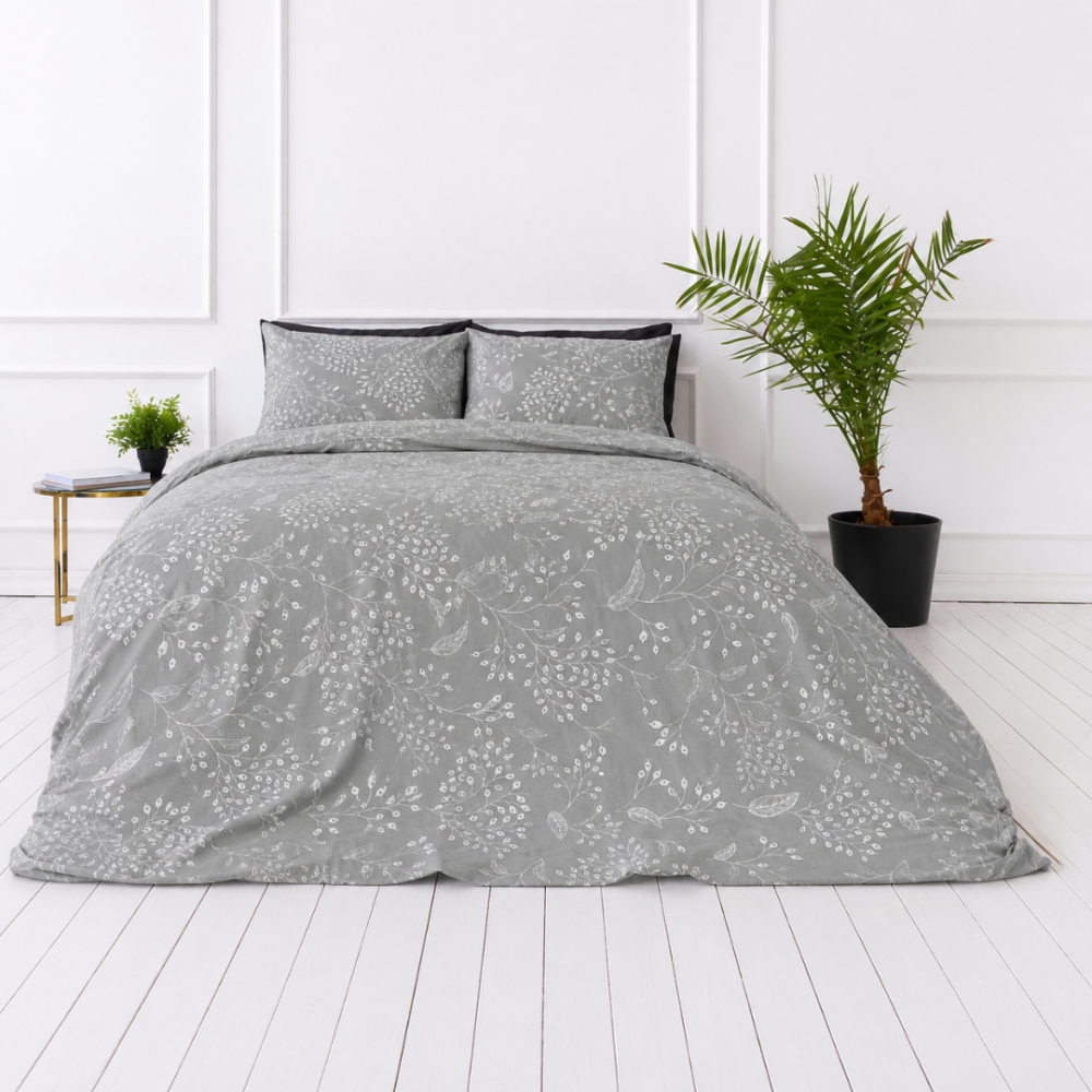 Bettwäsche set "Grandiflora". Graue Bettwäsche, 135/140x200 cm, 200x200 cm, 200x220 cm. In der komposition dominiert ein grauer hintergrund mit dezenten weißen pflanzenelementen, die dem muster eine elegante leichtigkeit verleihen. Bettwäsche set "Grandiflora". Graue Bettwäsche, 135/140x200 cm, 200x200 cm, 200x220 cm. In der komposition dominiert ein grauer hintergrund mit dezenten weißen pflanzenelementen, die dem muster eine elegante leichtigkeit verleihen.