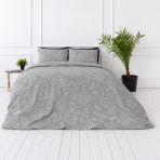 Bettwäsche set "Grandiflora". Graue Bettwäsche, 135/140x200 cm, 200x200 cm, 200x220 cm. In der komposition dominiert ein grauer hintergrund mit dezenten weißen pflanzenelementen, die dem muster eine elegante leichtigkeit verleihen. Bettwäsche set "Grandiflora". Graue Bettwäsche, 135/140x200 cm, 200x200 cm, 200x220 cm. In der komposition dominiert ein grauer hintergrund mit dezenten weißen pflanzenelementen, die dem muster eine elegante leichtigkeit verleihen.