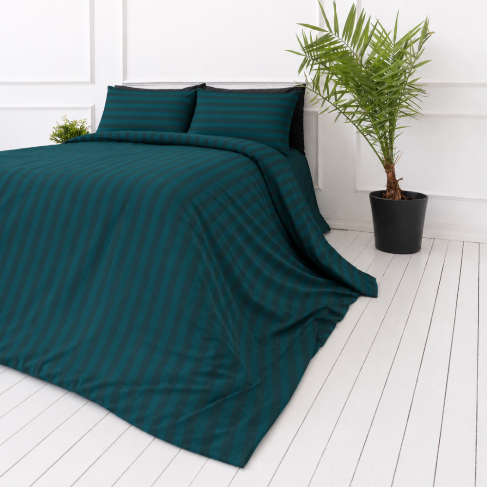 Bettwäsche set "Green Stripes". Gemusterte Bettwäsche, 135/140x200 cm, 150x200 cm, 155/160x200 cm, 180x200 cm, 200x200 cm, 200x220 cm. Bettwäsche-set in einem satten dunkelgrünen farbton mit dezentem streifenmuster, das ihrem schlafzimmer einen modernen und schicken look verleiht. Bettwäsche set "Green Stripes". Gemusterte Bettwäsche, 135/140x200 cm, 150x200 cm, 155/160x200 cm, 180x200 cm, 200x200 cm, 200x220 cm. Bettwäsche-set in einem satten dunkelgrünen farbton mit dezentem streifenmuster, das ihrem schlafzimmer einen modernen und schicken look verleiht.