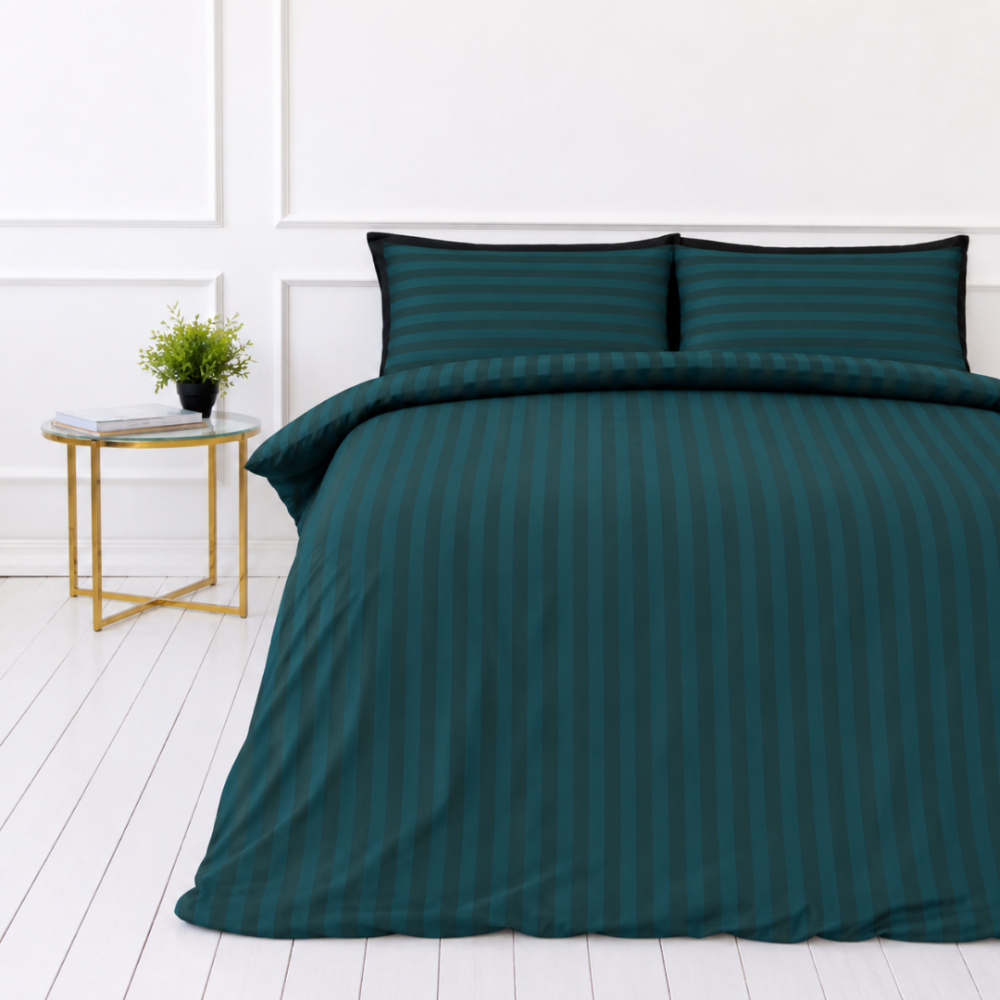 Bettwäsche set "Green Stripes". Gemusterte Bettwäsche, 135/140x200 cm, 150x200 cm, 155/160x200 cm, 180x200 cm, 200x200 cm, 200x220 cm. Elegantes bettwäsche-set in dunkelgrün mit einem zeitlosen streifenmuster, das verschiedene einrichtungsstile ergänzt. Bettwäsche set "Green Stripes". Gemusterte Bettwäsche, 135/140x200 cm, 150x200 cm, 155/160x200 cm, 180x200 cm, 200x200 cm, 200x220 cm. Elegantes bettwäsche-set in dunkelgrün mit einem zeitlosen streifenmuster, das verschiedene einrichtungsstile ergänzt.
