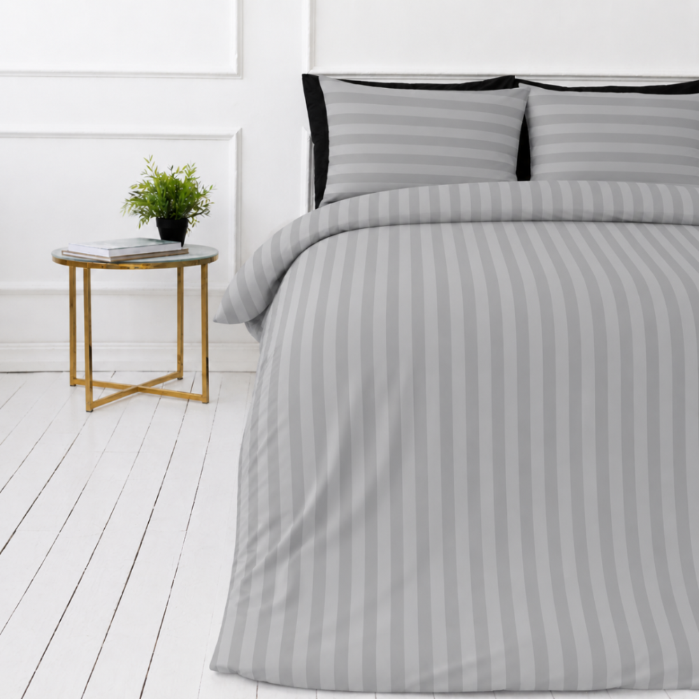Bettwäsche set "Grey Stripes". Bettwäsche 135x200, 135/140x200 cm, 150x200 cm, 155/160x200 cm, 180x200 cm, 200x200 cm, 200x220 cm. Elegantes graues bettwäsche-set mit streifenmuster, das ihrem schlafbereich einen modernen und stilvollen touch verleiht.