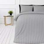 Bettwäsche set "Grey Stripes". Bettwäsche 135x200, 135/140x200 cm, 150x200 cm, 155/160x200 cm, 180x200 cm, 200x200 cm, 200x220 cm. Elegantes graues bettwäsche-set mit streifenmuster, das ihrem schlafbereich einen modernen und stilvollen touch verleiht.