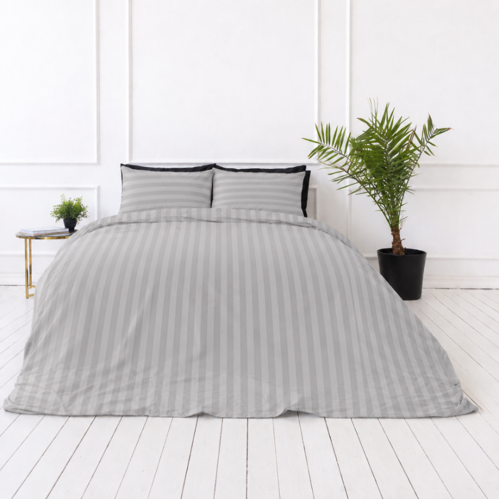 Bettwäsche set "Grey Stripes". Bettwäsche 135x200, 135/140x200 cm, 150x200 cm, 155/160x200 cm, 180x200 cm, 200x200 cm, 200x220 cm. Bettwäsche-set in weichem grauton mit klassischem streifenmuster, perfekt für ein elegantes und gemütliches schlafzimmer.