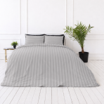 Bettwäsche set "Grey Stripes". Bettwäsche 135x200, 135/140x200 cm, 150x200 cm, 155/160x200 cm, 180x200 cm, 200x200 cm, 200x220 cm. Bettwäsche-set in weichem grauton mit klassischem streifenmuster, perfekt für ein elegantes und gemütliches schlafzimmer.