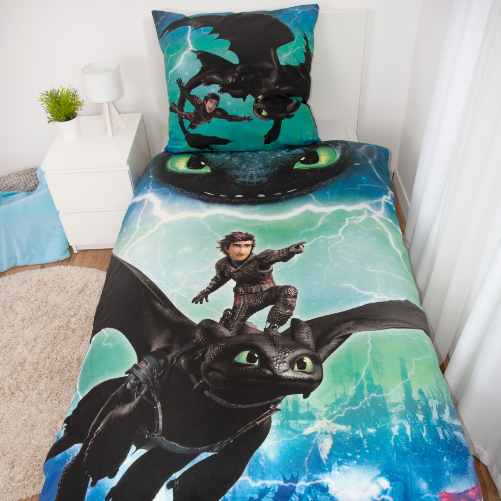 Bettwäsche set "How to train your dragon“. Kinderbettwäsche, 135x200 cm. Bettwäsche-set in blau, grün und schwarz mit drachen, reiter und blitzmotiven.