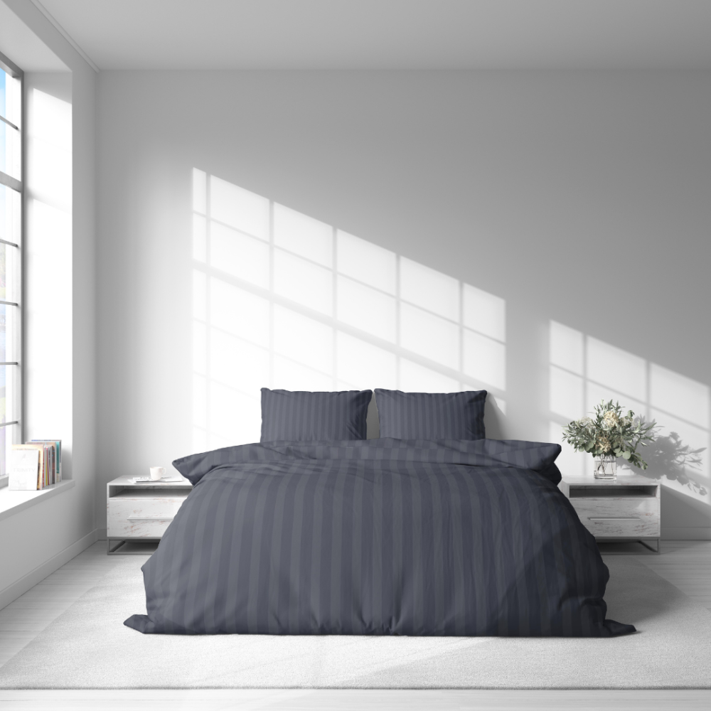 Bettwäsche set "Iron Stripes". Bettwäsche 140x200, 135/140x200 cm, 200x200 cm, 200x220 cm. Sanft glänzendes dunkelgraues bettwäscheset mit vertikalen streifen, ideal für jedes schlafzimmerinterieur.