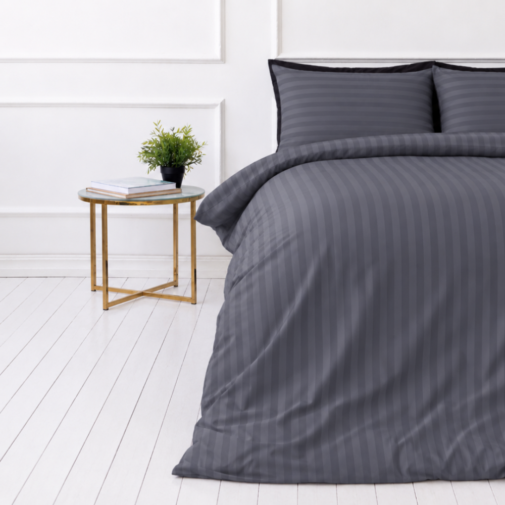 Bettwäsche set "Iron Stripes". Graue Bettwäsche, 135/140x200 cm, 155/160x200 cm, 200x200 cm, 200x220 cm. Bettwäscheset in dunkelgrau mit eleganten streifen, das modernität und reinheit vermittelt.