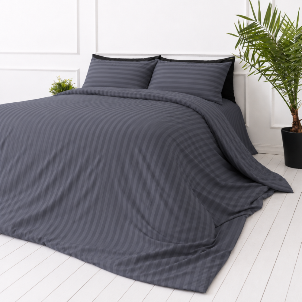 Bettwäsche set "Iron Stripes". Graue Bettwäsche, 135/140x200 cm, 155/160x200 cm, 200x200 cm, 200x220 cm. Sanft glänzendes dunkelgraues bettwäscheset mit vertikalen streifen, ideal für jedes schlafzimmerinterieur.