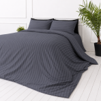 Bettwäsche set "Iron Stripes". Graue Bettwäsche, 135/140x200 cm, 155/160x200 cm, 200x200 cm, 200x220 cm. Sanft glänzendes dunkelgraues bettwäscheset mit vertikalen streifen, ideal für jedes schlafzimmerinterieur.