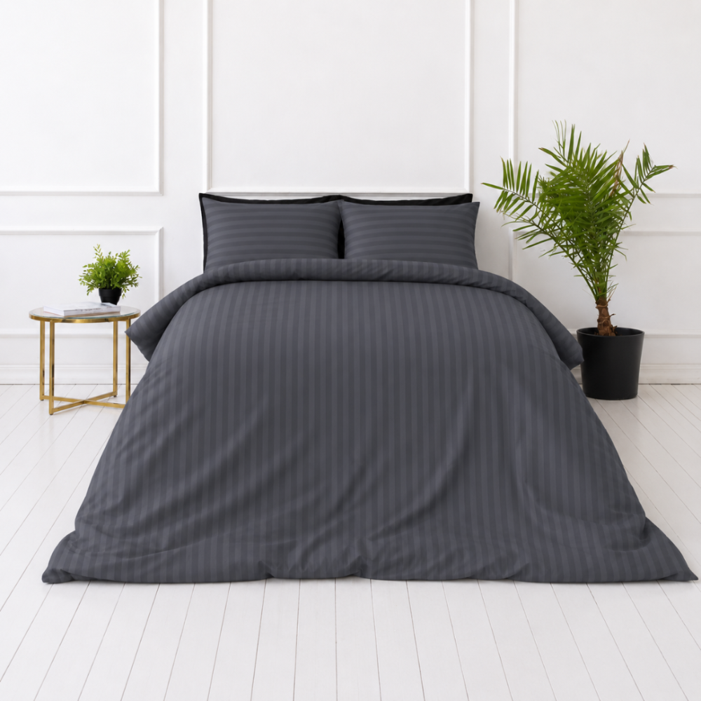 Bettwäsche set "Iron Stripes". Graue Bettwäsche, 135/140x200 cm, 155/160x200 cm, 200x200 cm, 200x220 cm. Einfaches, aber elegantes dunkelgraues bettwäscheset mit subtilen streifen, das dem raum raffinesse verleiht.