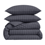 Bettwäsche set "Iron Stripes". Graue Bettwäsche, 135/140x200 cm, 150x200 cm, 155/160x200 cm, 180x200 cm, 200x200 cm, 200x220 cm. Dunkelgraues bettwäscheset mit subtilen vertikalen streifen, das einen eleganten und minimalistischen eindruck hinterlässt.