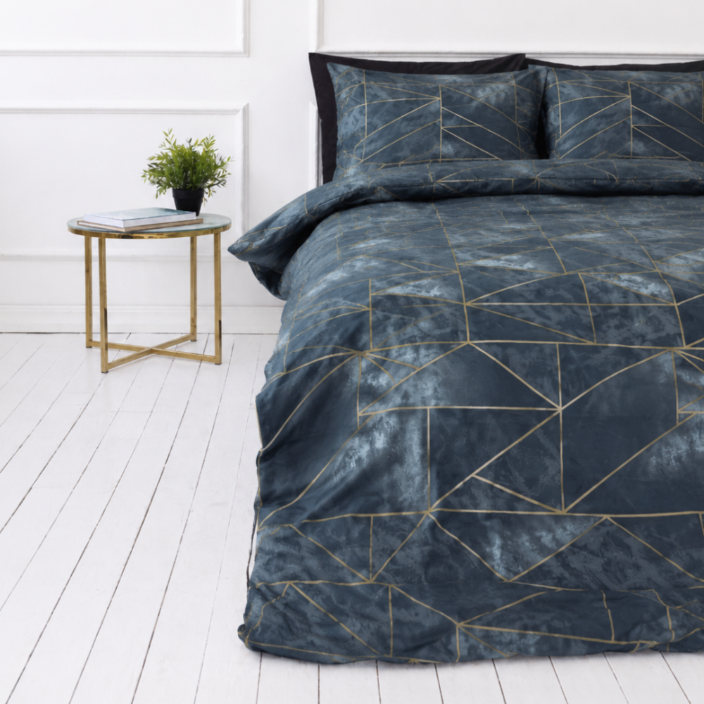 Bettwäsche set „Isolde“. Bettwäsche 155x200, 135/140x200 cm, 150x200 cm, 155/160x200 cm, 180x200 cm, 200x200 cm, 200x220 cm, 220x240 cm. Blaues set mit marmorierter optik und goldfarbenem muster Bettwäsche set „Isolde“. Bettwäsche 155x200, 135/140x200 cm, 150x200 cm, 155/160x200 cm, 180x200 cm, 200x200 cm, 200x220 cm, 220x240 cm. Blaues set mit marmorierter optik und goldfarbenem muster