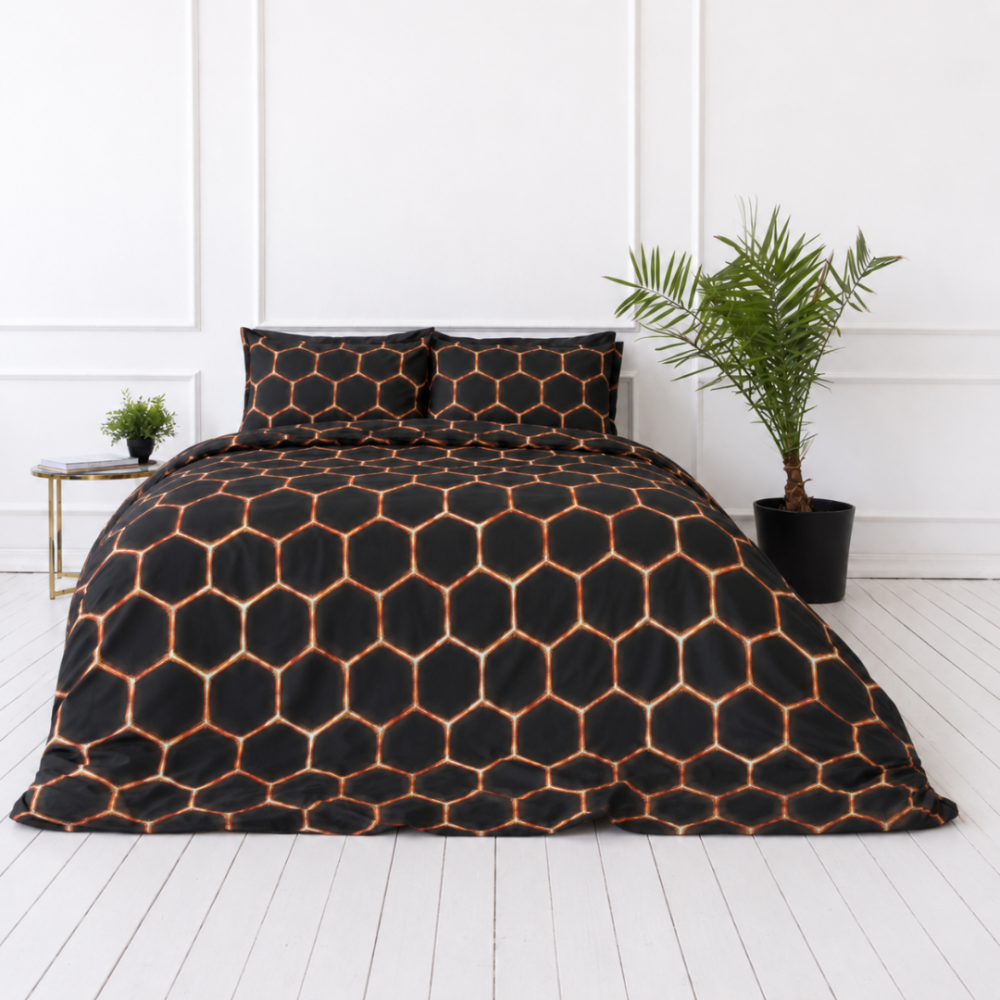 Bettwäsche set "Lavahive". Schwarze Bettwäsche, 135/140x200 cm, 150x200 cm, 155/160x200 cm, 180x200 cm, 200x200 cm, 200x220 cm. Schickes bettwäscheset mit bienenstockartigen funken auf schwarzem hintergrund.